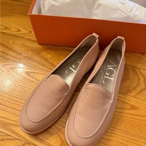 (new in box) AGL |Attilio Giusti Leombruni Nude Loafers (US 6.5)